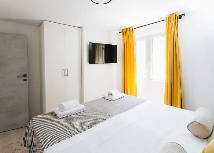 Villa Magna - Seaside With Pool And Sauna Trogir