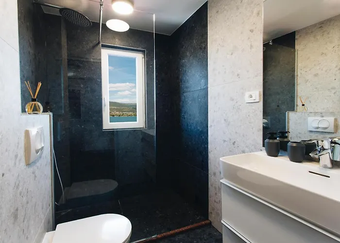 Villa Magna - Seaside With Pool And Sauna Trogir