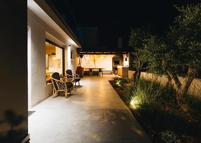 Villa Magna - Seaside With Pool And Sauna Trogir
