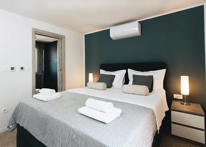 Magna - Seaside With Pool And Sauna Trogir