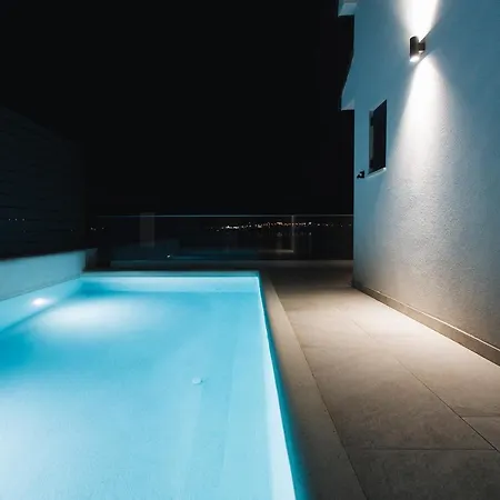 Magna - Seaside With Pool And Sauna トロギール