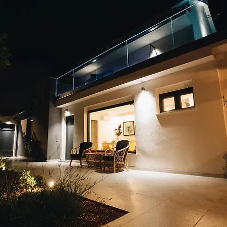 Magna - Seaside With Pool And Sauna *