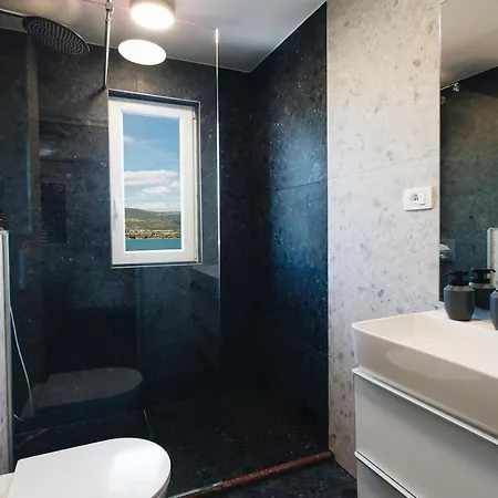 Villa Magna - Seaside With Pool And Sauna Trogir