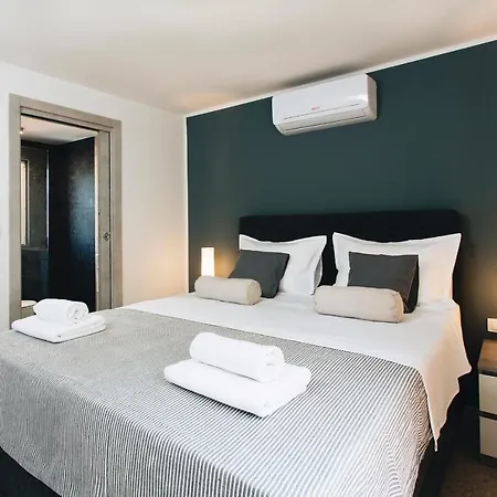 Magna - Seaside With Pool And Sauna Trogir