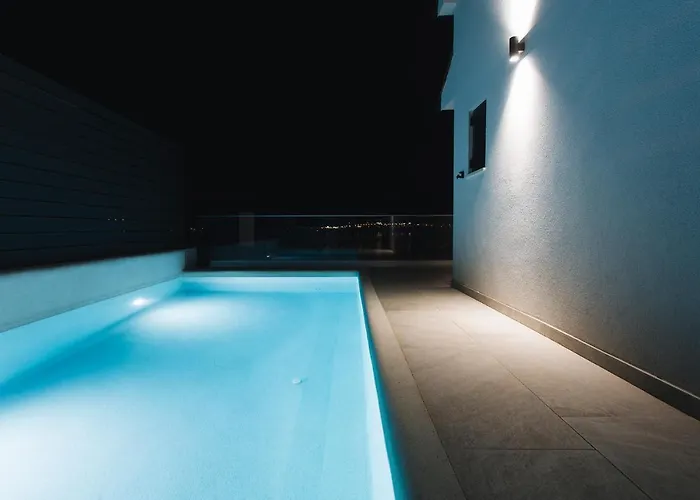 Magna - Seaside With Pool And Sauna Trogir